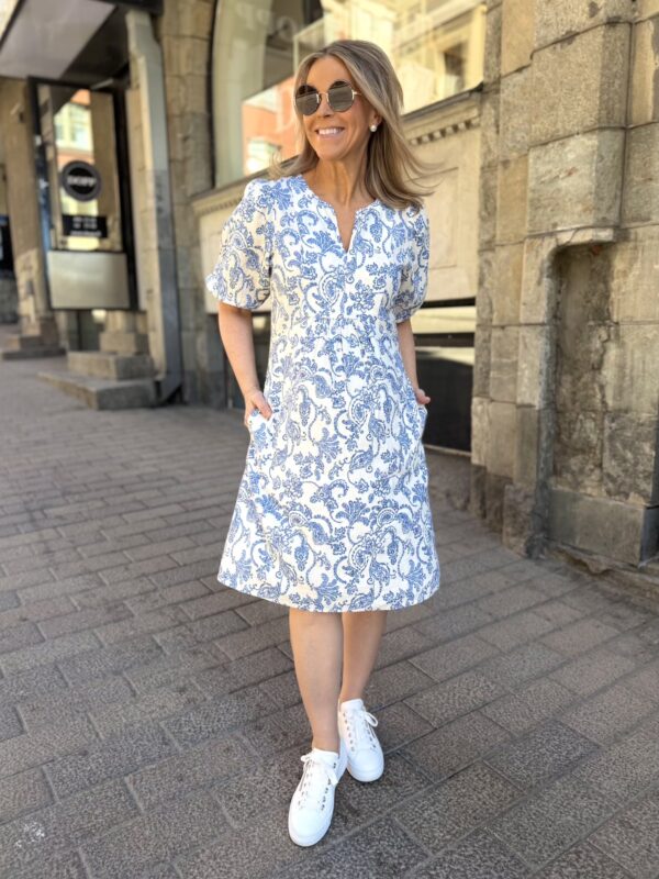 Benete mekko; sininen paisley