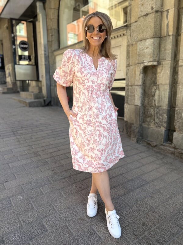 Benete mekko; rosa paisley