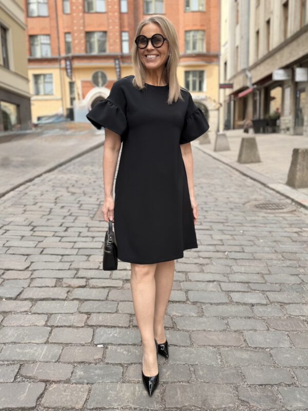 DW Charlotte fyrryhihoilla; musta