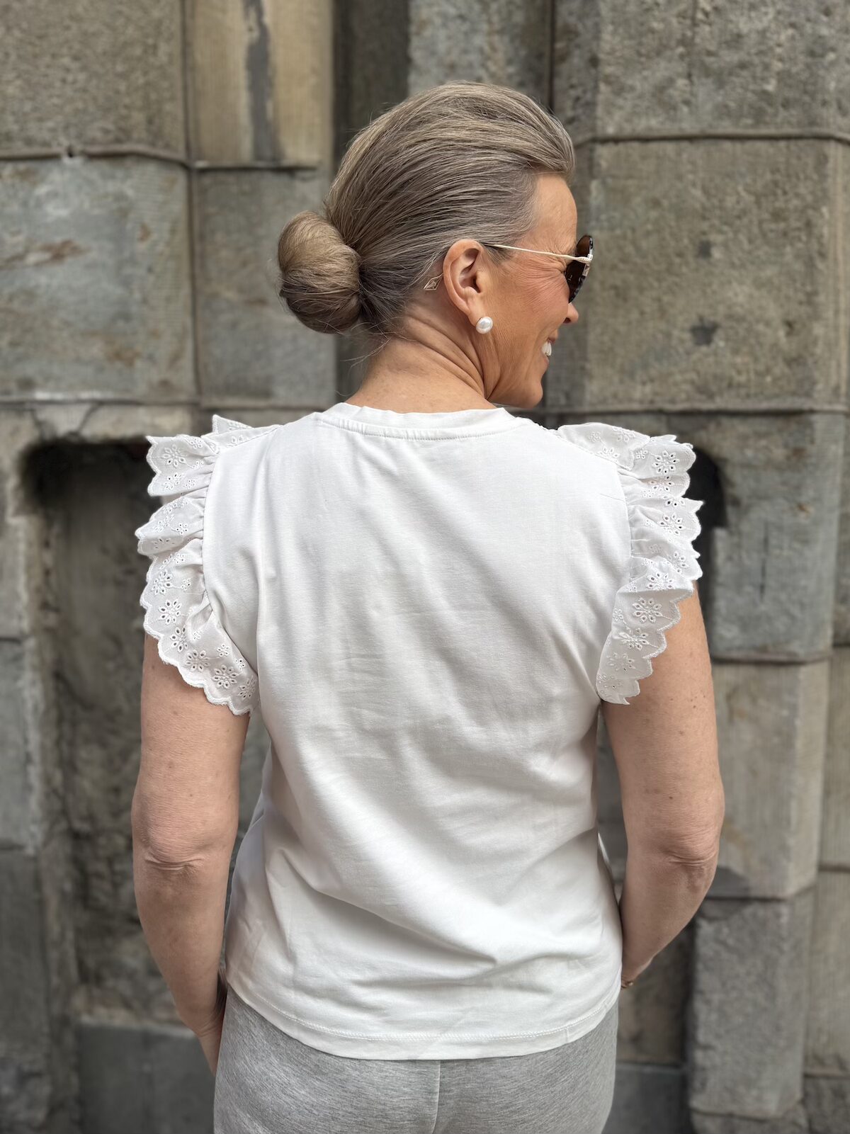 Maisy röyhelökanttinen t-paita; valkoinen - Image 4