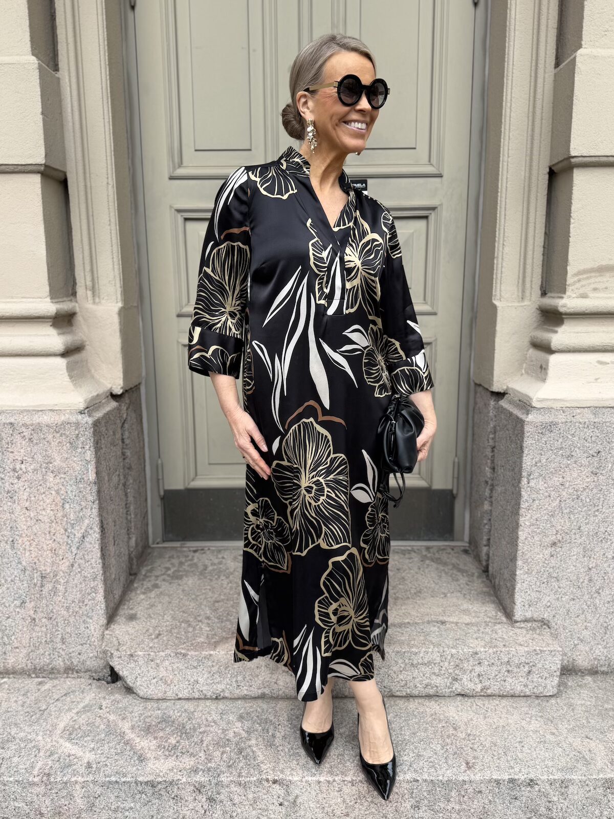 Simbia silkkinen midimekko; musta/kulta