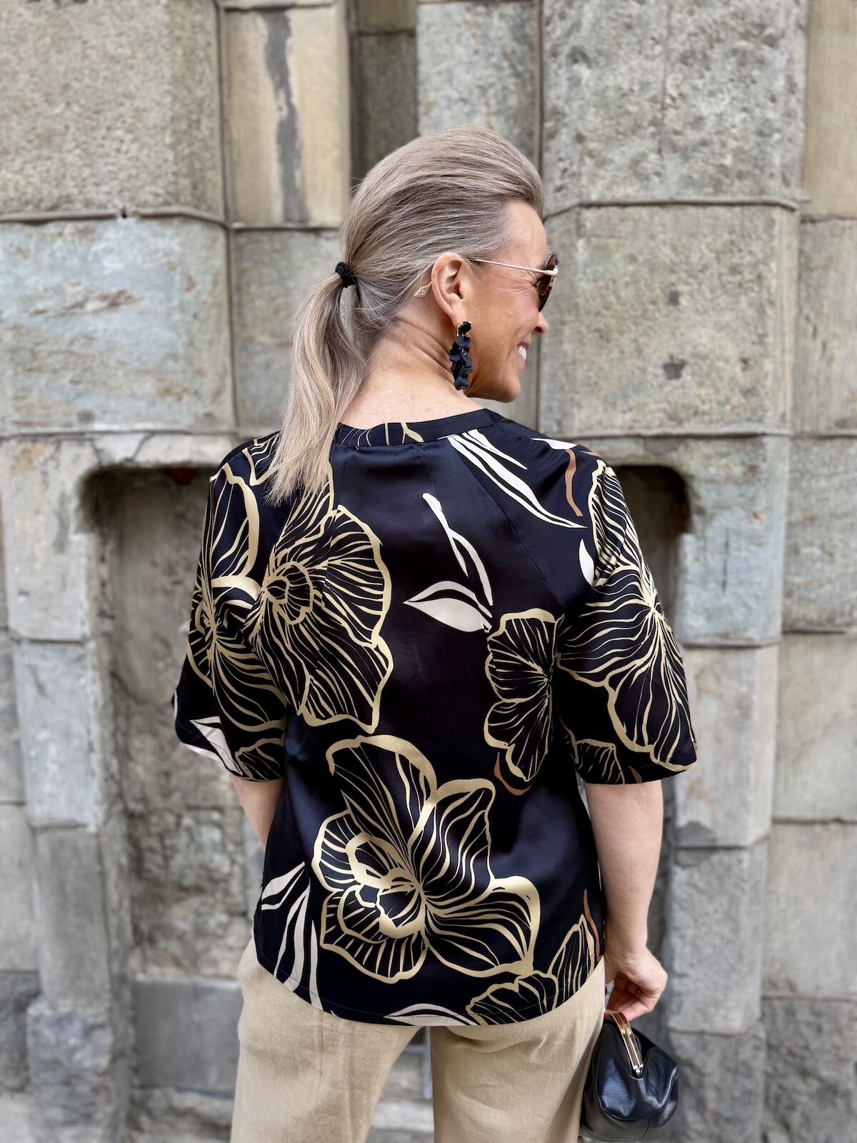 Indana silkkipaita; musta/beige kukkaprintti - Image 4