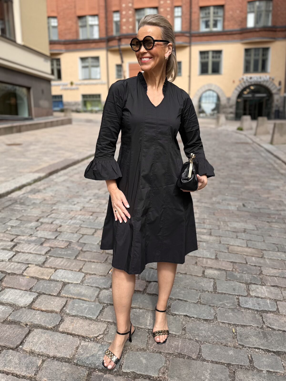 Daiva Antoinett mekko salsahihoilla; musta