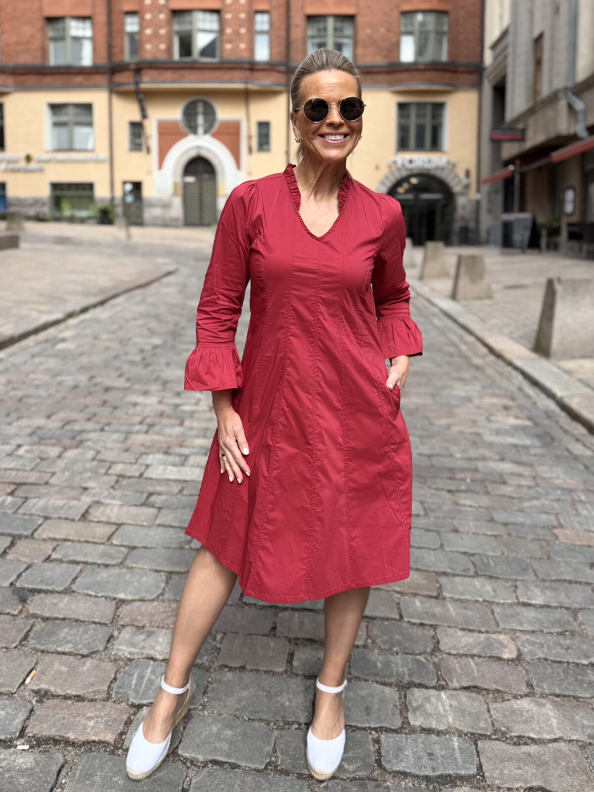 Daiva Antoinett mekko salsahihoilla; punainen - Image 2