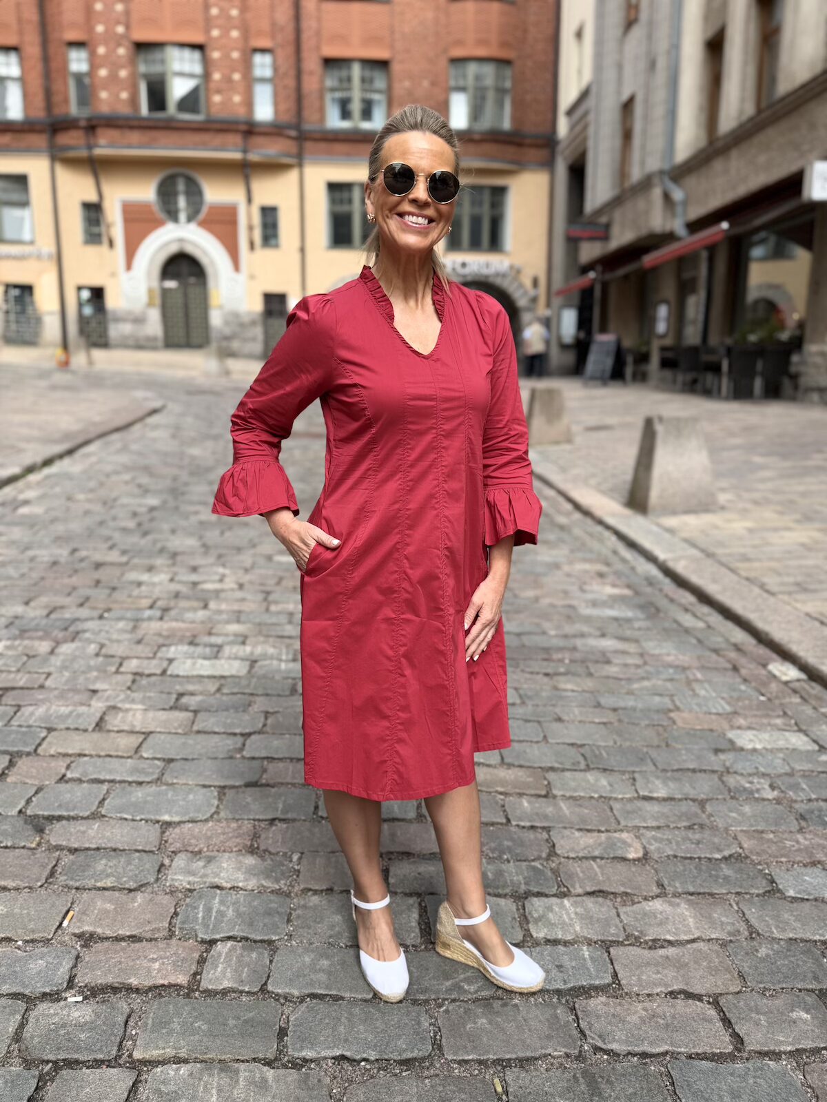 Daiva Antoinett mekko salsahihoilla; punainen - Image 3