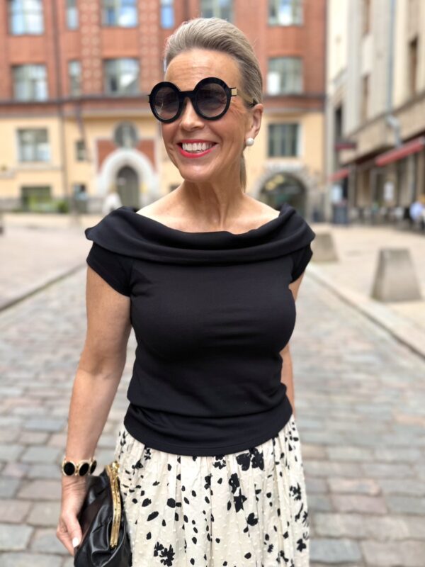 Carmen paita kauluksella; musta