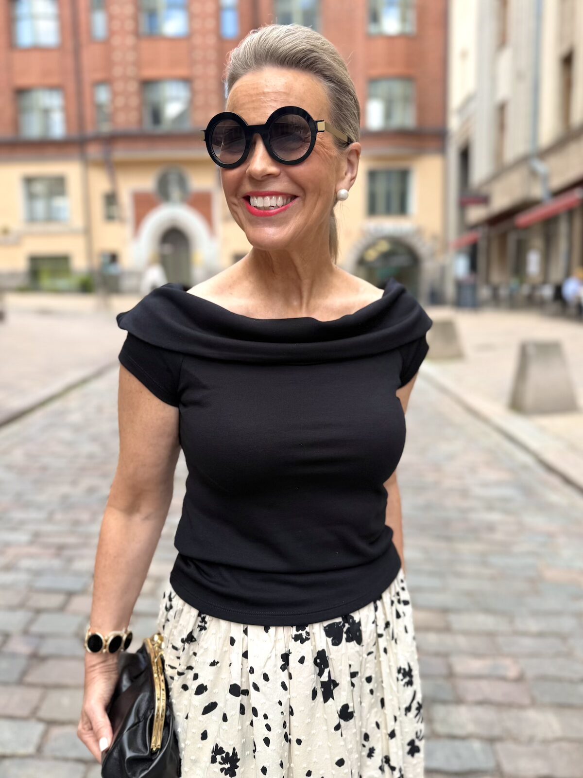 Carmen paita kauluksella; musta