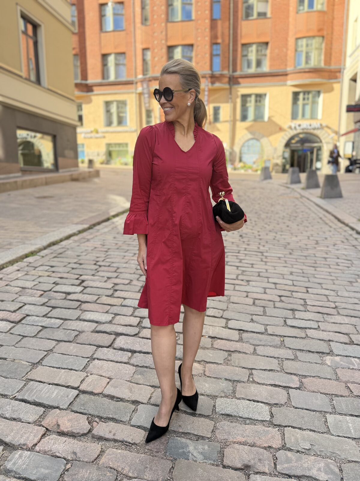 Daiva Antoinett mekko salsahihoilla; punainen - Image 3