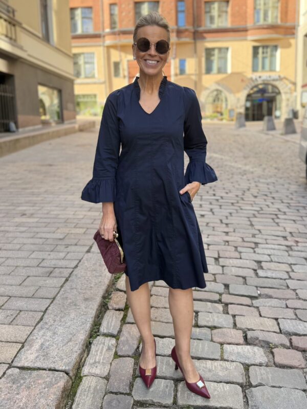 Daiva Antoinett mekko salsahihoilla; tummansininen