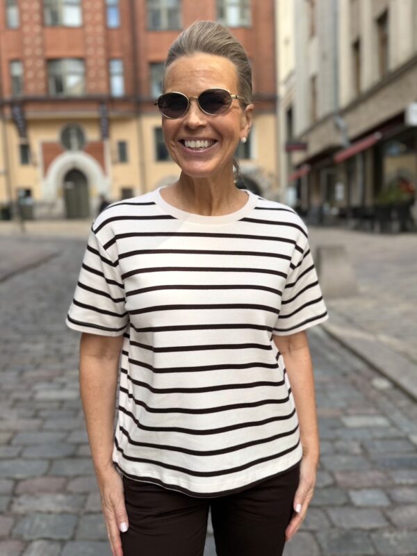 Anne t-paita; tummanruskea raita