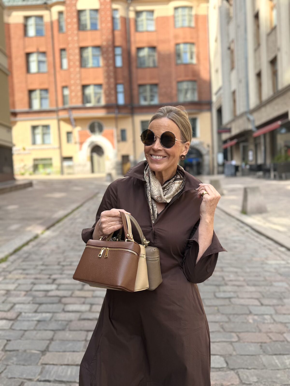 Caro kolmiohuivi; beige/ruskea paisley - Image 3