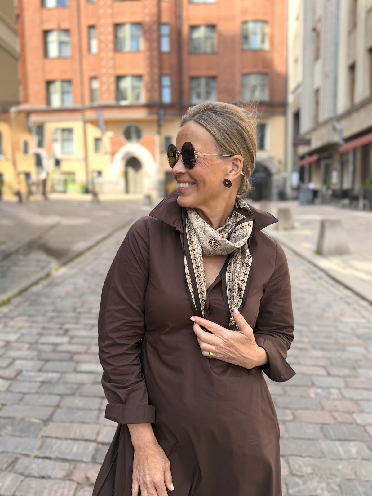 Caro kolmiohuivi; beige/ruskea paisley - Image 4