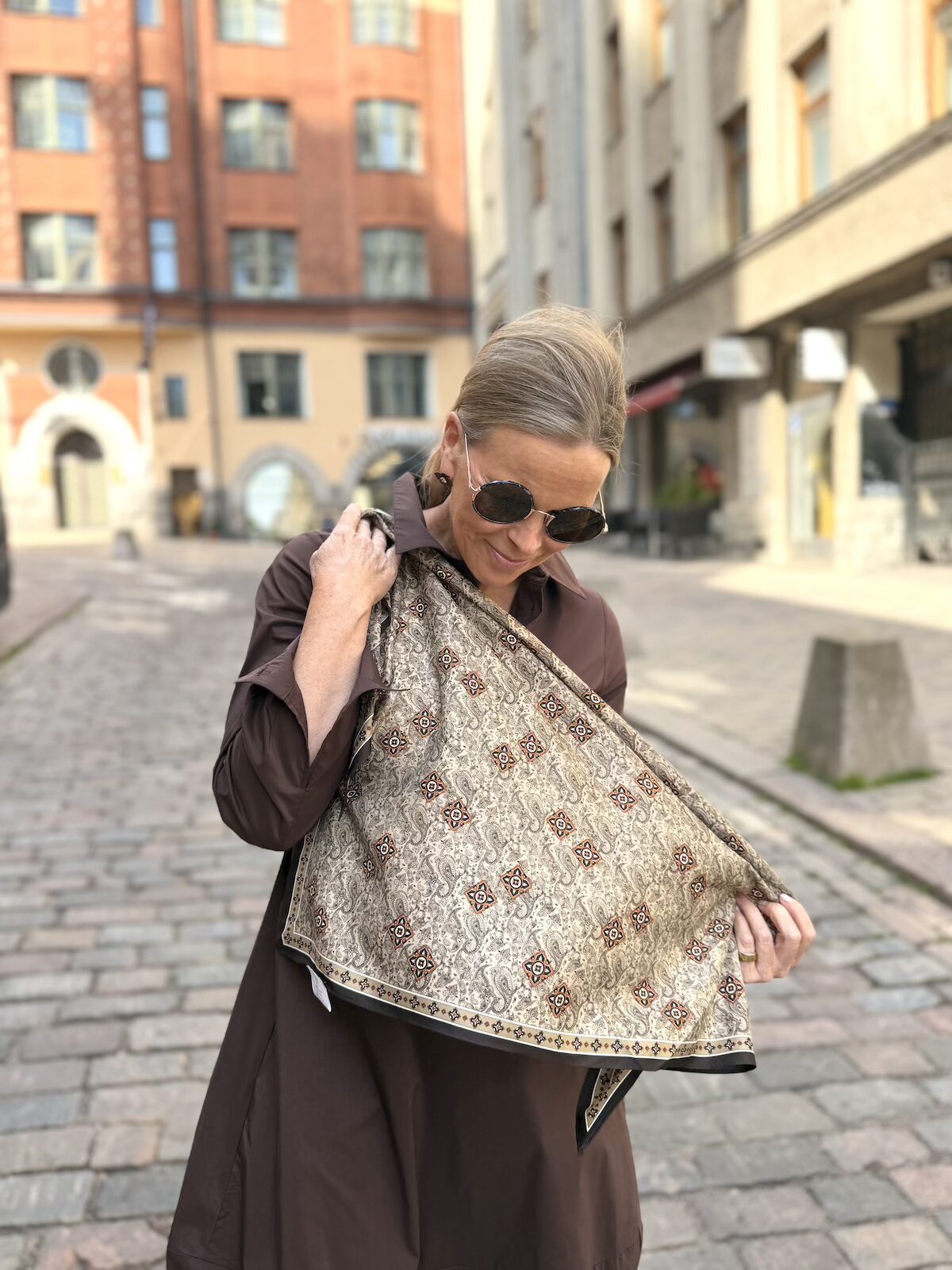 Caro kolmiohuivi; beige/ruskea paisley - Image 5