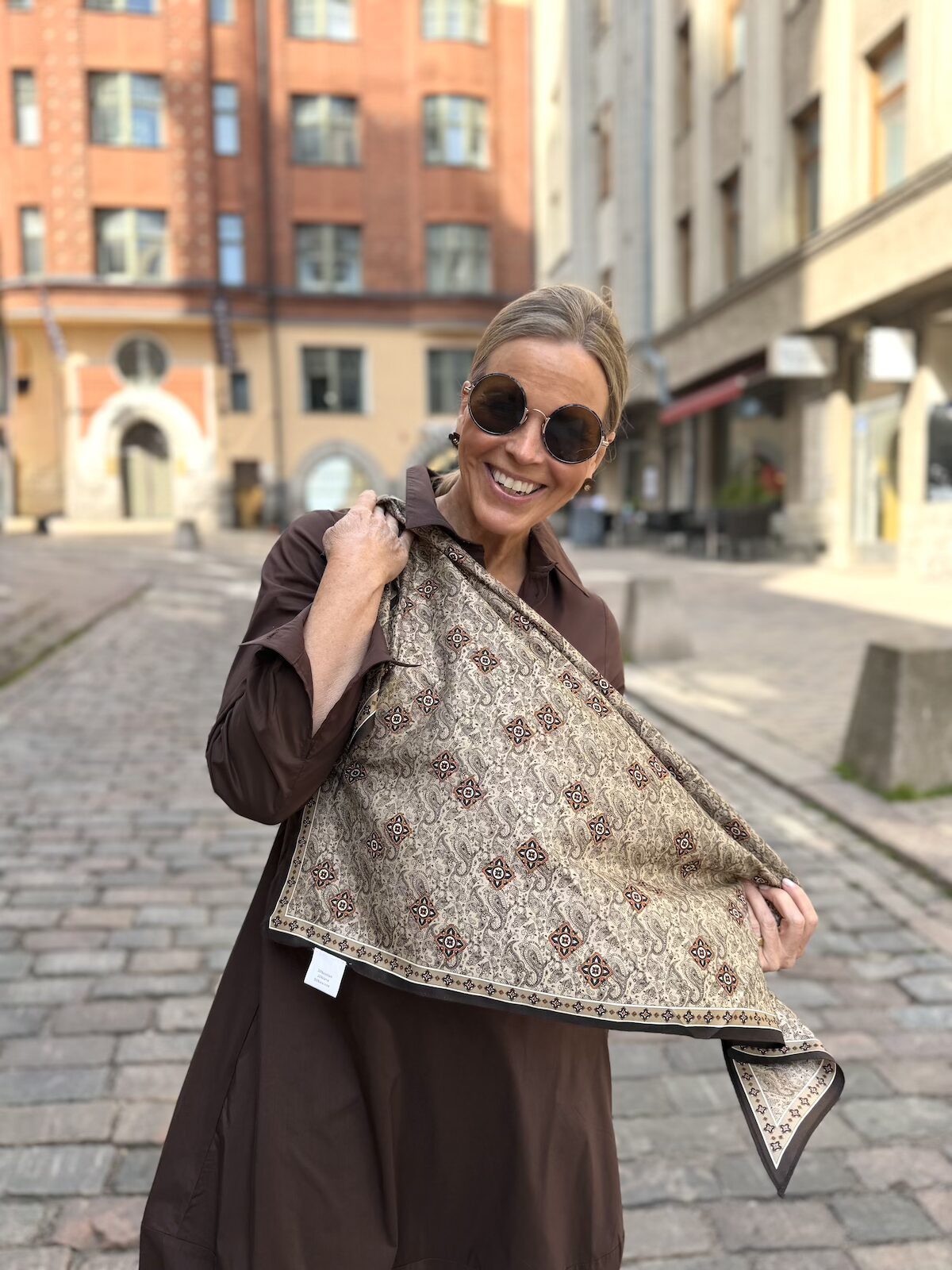 Caro kolmiohuivi; beige/ruskea paisley - Image 6