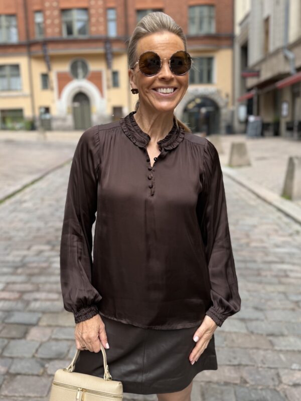 Caterina paita; tummanruskea