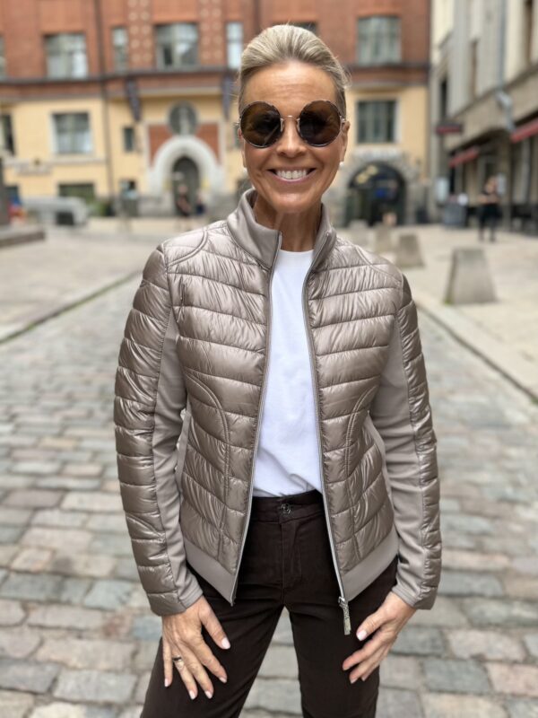Klara ultrakevyt takki; taupe