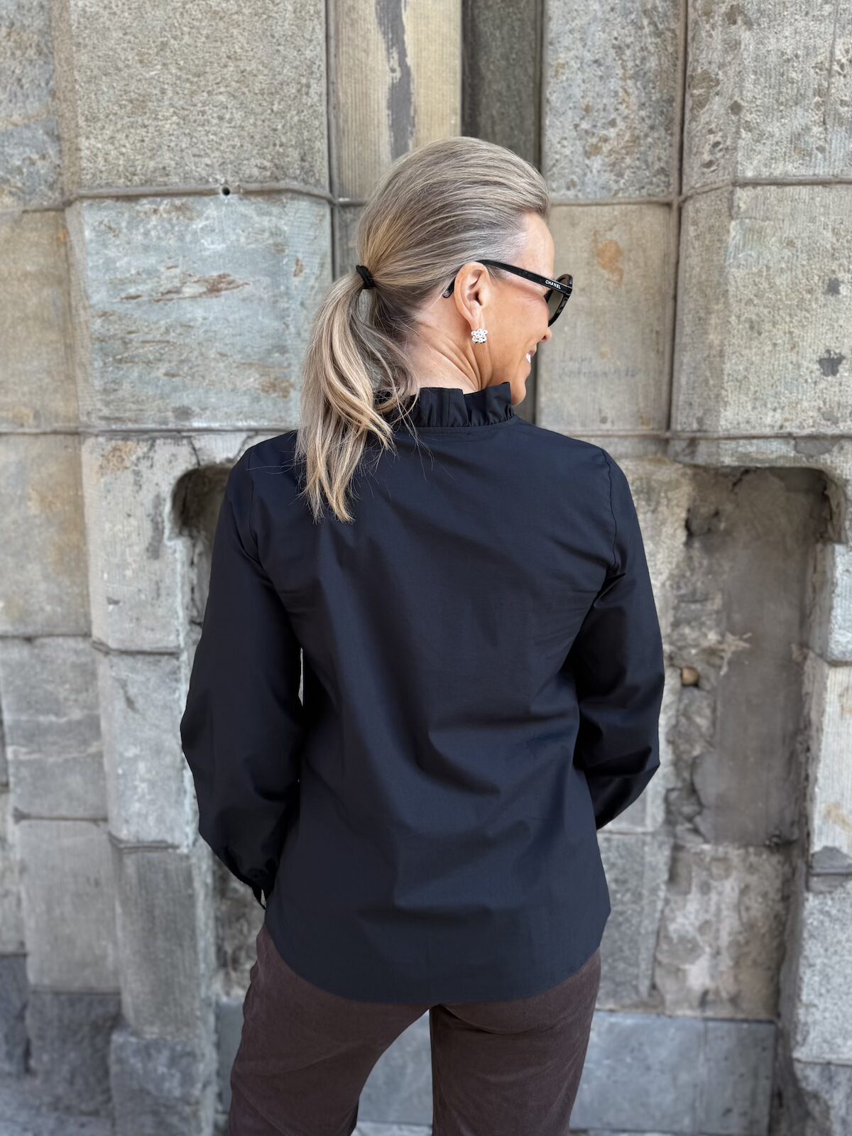Felicia fyrrykauluksellinen paita; musta - Image 6