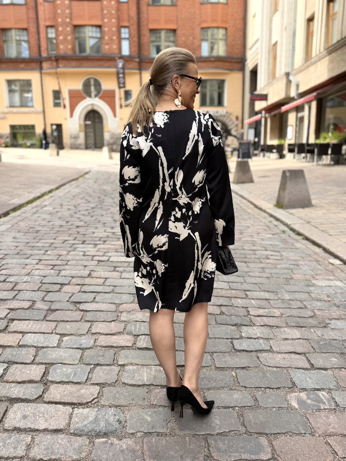 Meadow mekko; musta kukkakuvio - Image 7
