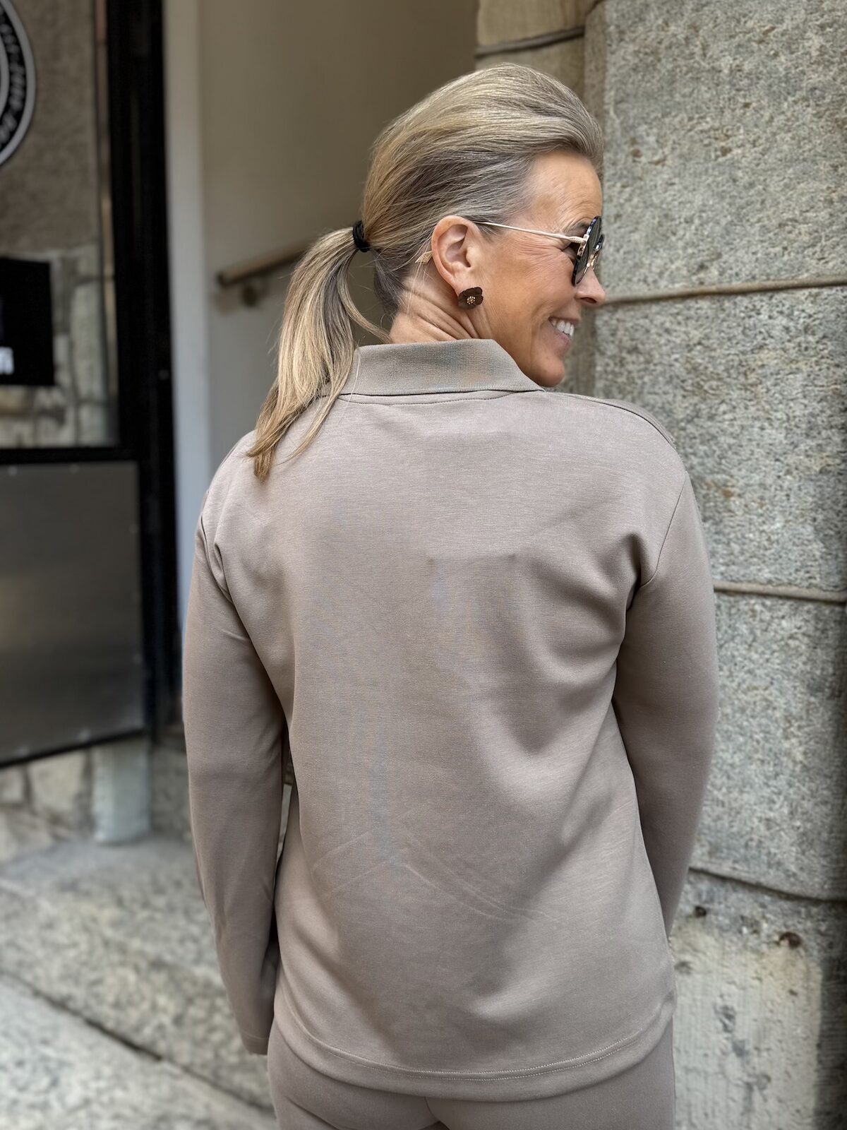 SL Marigold kauluksellinen svetari; taupe - Image 5