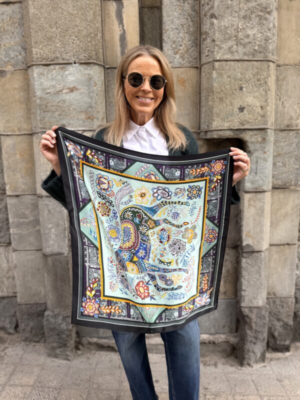Silkkihuivi 70 x 70 cm; turkoosi hevoskuvioinen