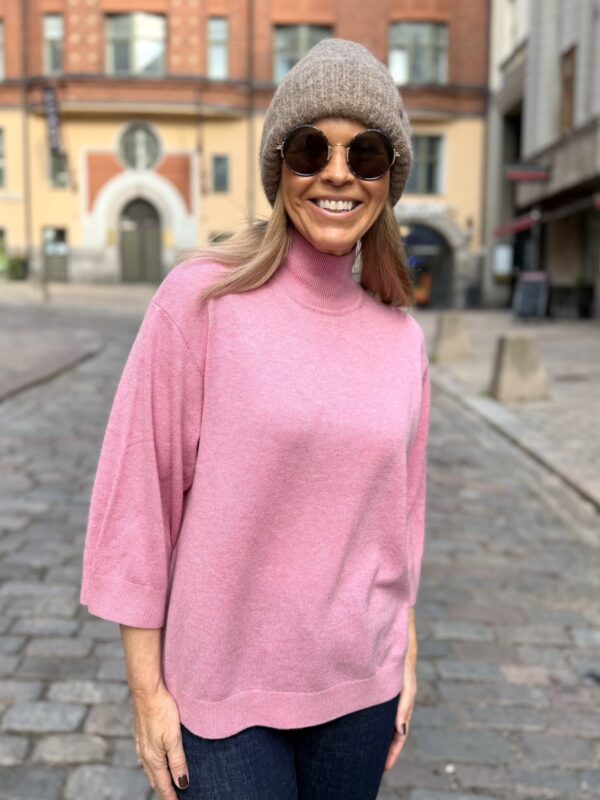 Tally Monika neule polokauluksella; pinkki melerattu