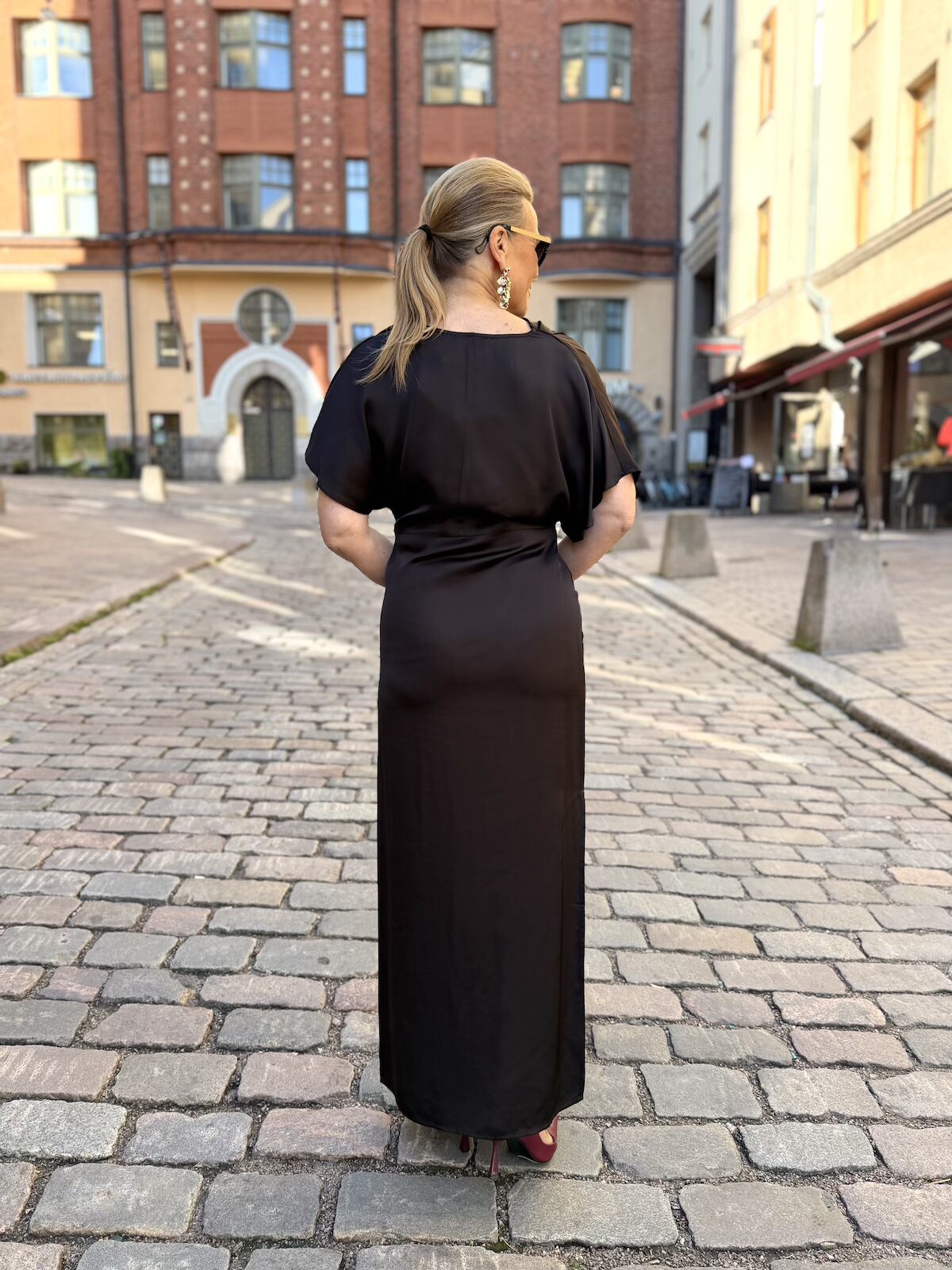 Evilia vesiputouskaulusmekko; tummanruskea - Image 7