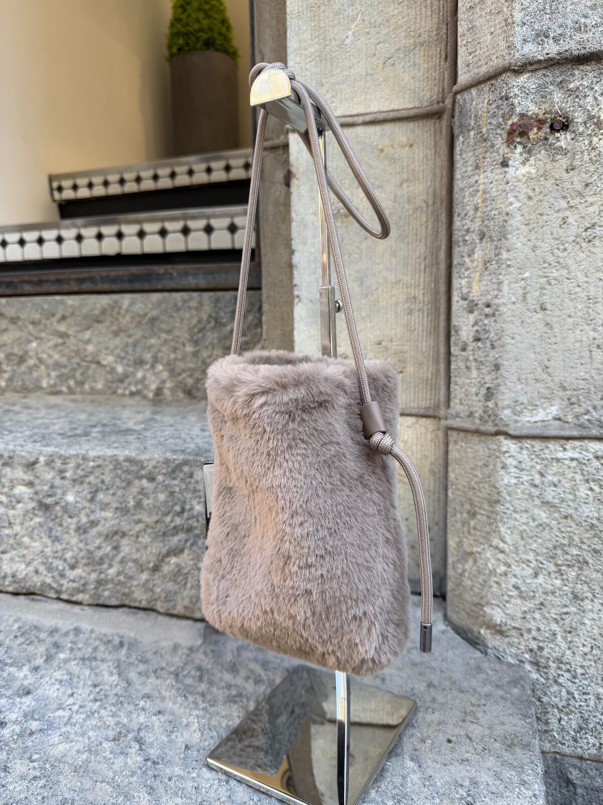 Nita tekoturkis kännykkälaukku; taupe - Image 2