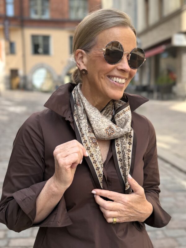 Caro kolmiohuivi; beige/ruskea paisley