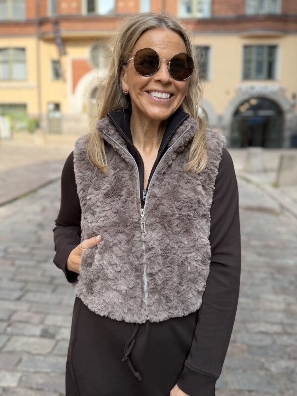 Nadja tekoturkisliivi; taupe