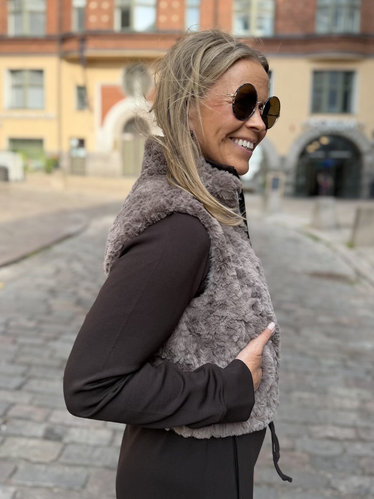 Nadja tekoturkisliivi; taupe - Image 6