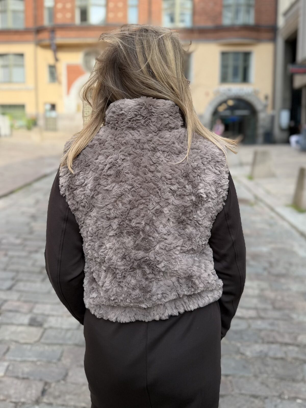 Nadja tekoturkisliivi; taupe - Image 5
