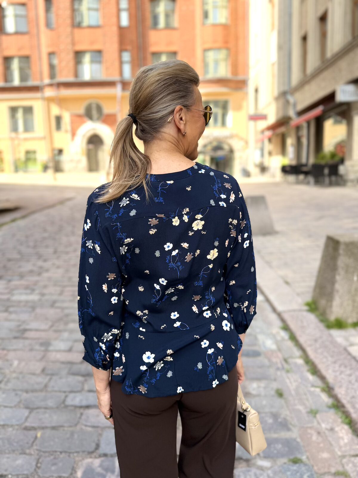 Constantina paita; sininen kukka - Image 5