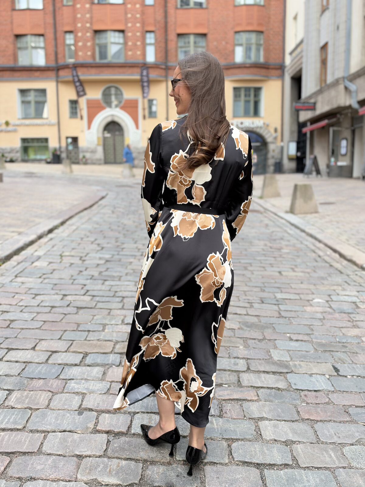 Olive kietaisumekko; musta/kulta kukkakuvio - Image 8