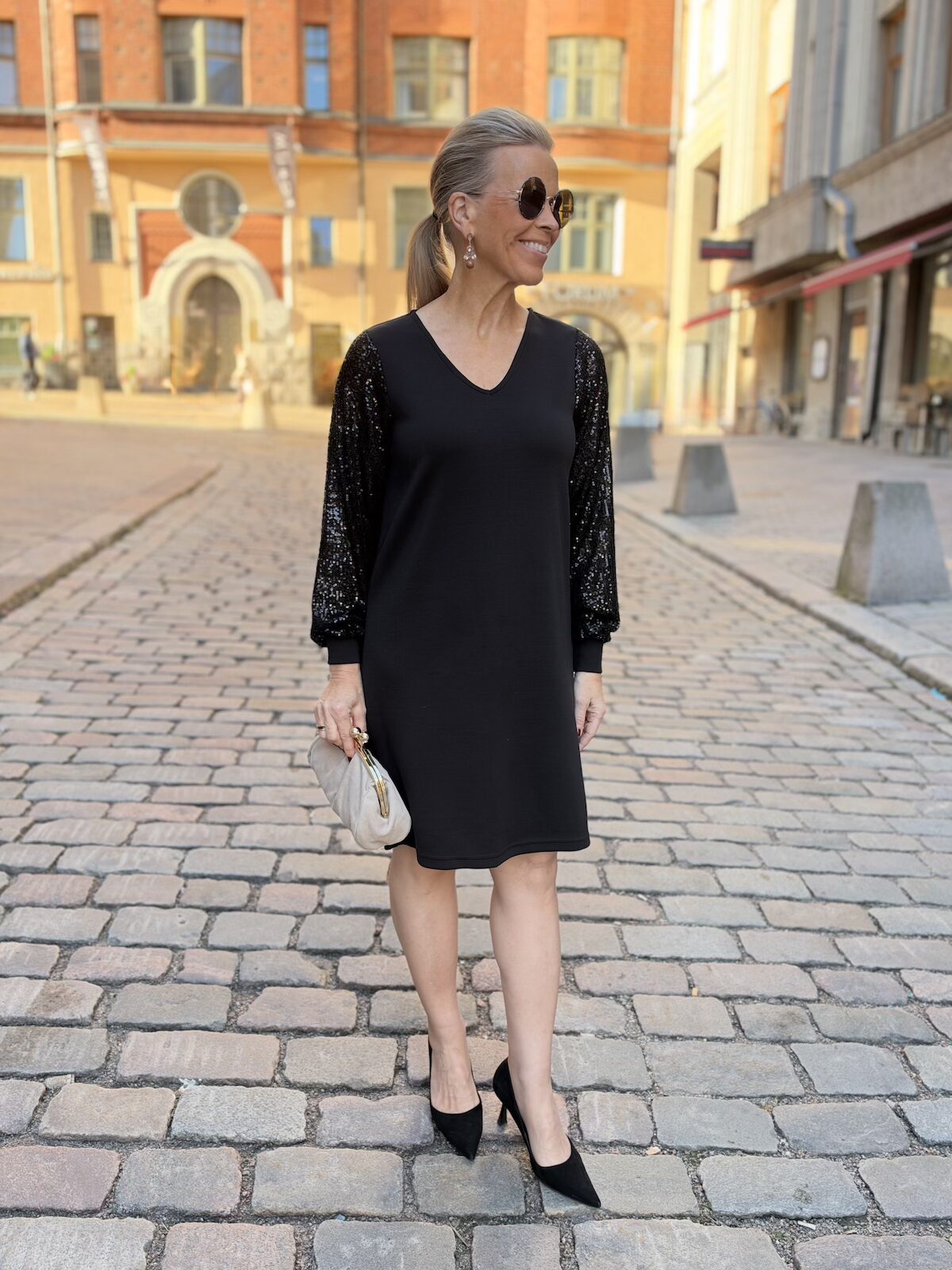 Chabrina mekko paljettihihoilla; musta - Image 3