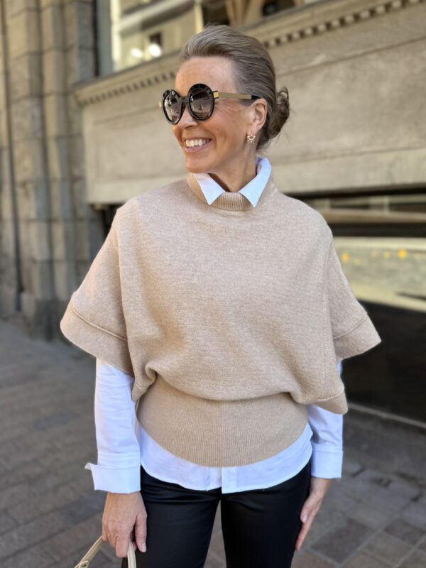 Ponchoneule poololla; beige melerattu