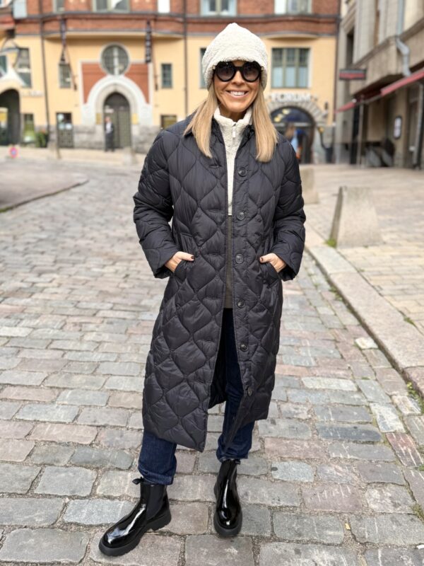 Carine tikkitakki napeilla; musta