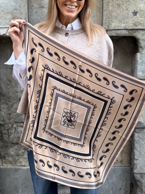 Nalani silkkihuivi; beige kuviollinen