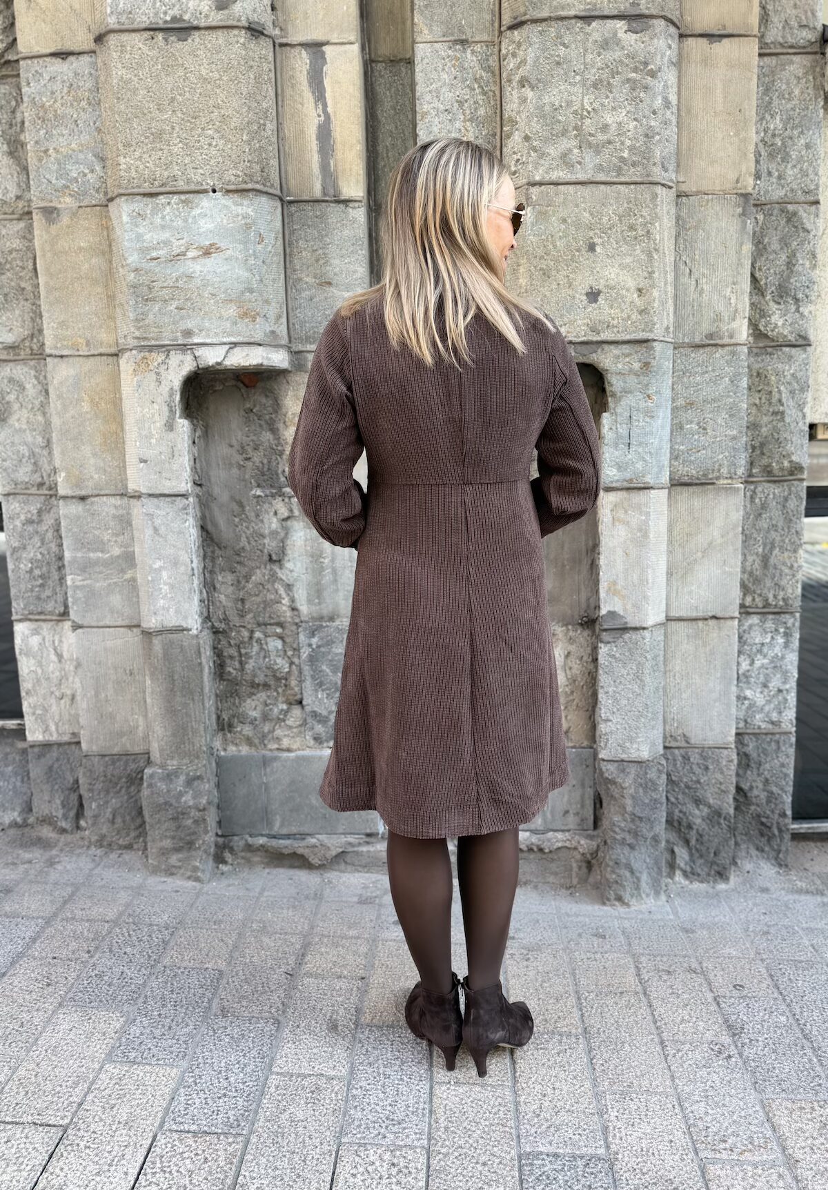 Annike "sydännappi" mekko; tummanruskea - Image 6