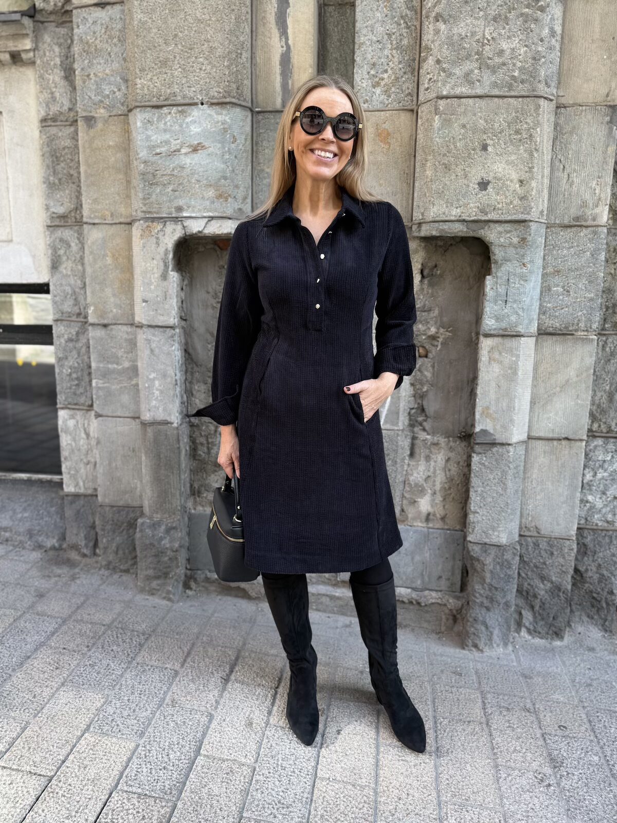 Annike "sydännappi" mekko; musta - Image 4