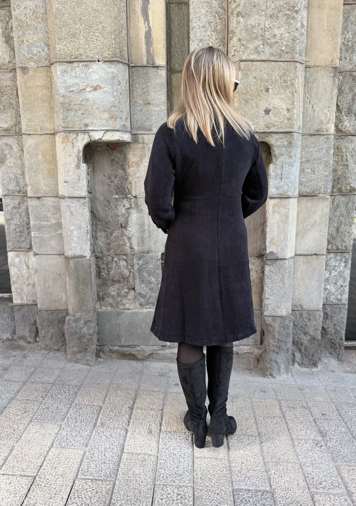 Annike "sydännappi" mekko; musta - Image 6