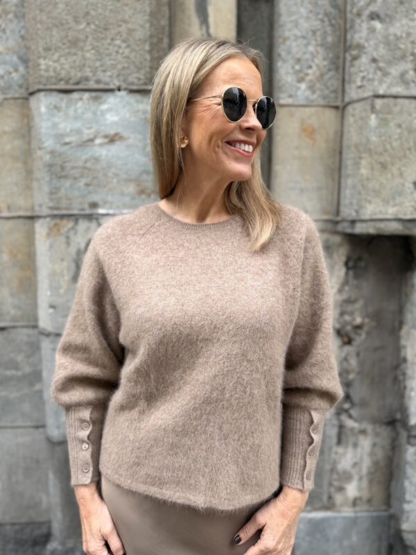 Ronda neule napeilla; beige