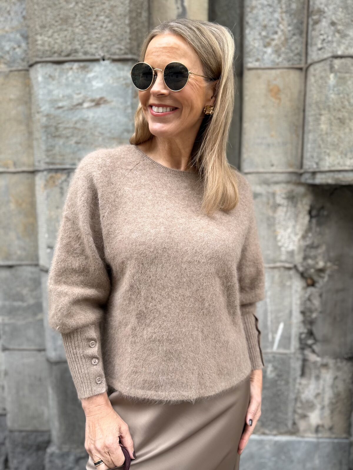Ronda neule napeilla; beige - Image 3