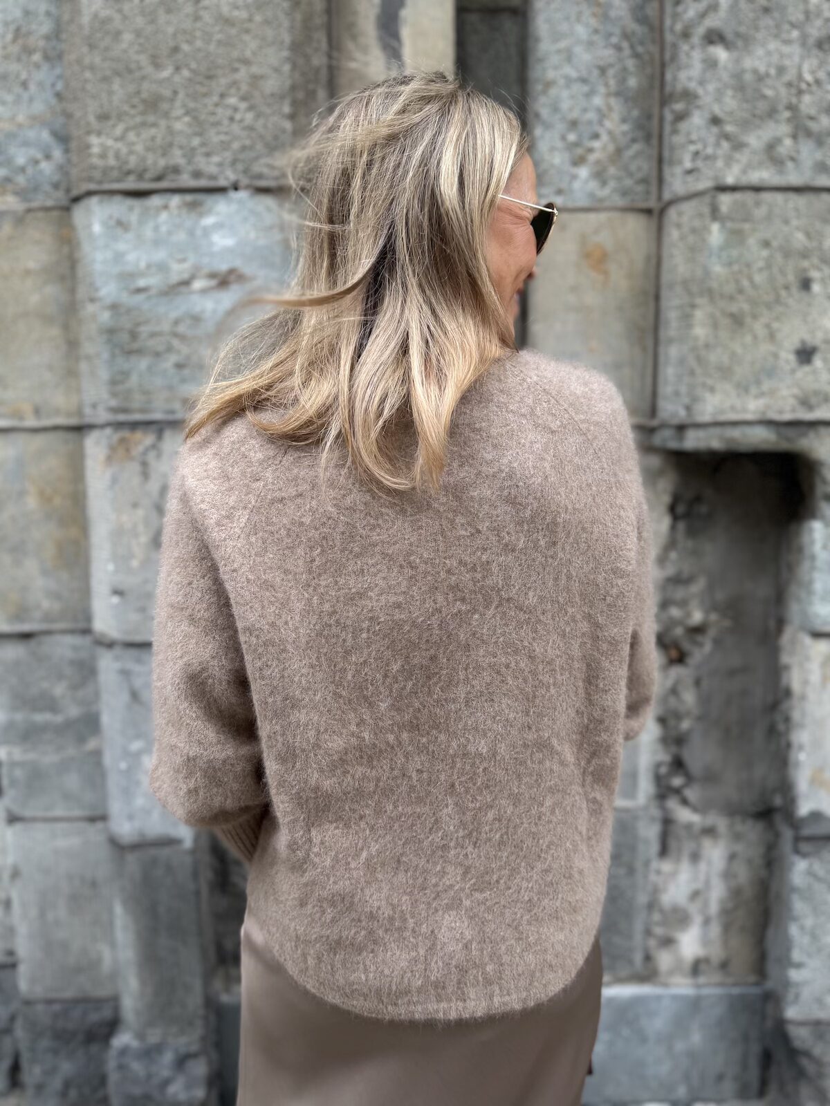 Ronda neule napeilla; beige - Image 5