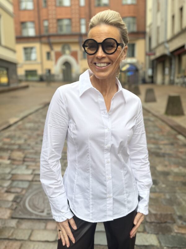 Susan kauluspaita fyrryhihoilla; valkoinen