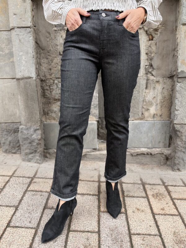 Dream cropped farkut 27"; musta rinsed D944