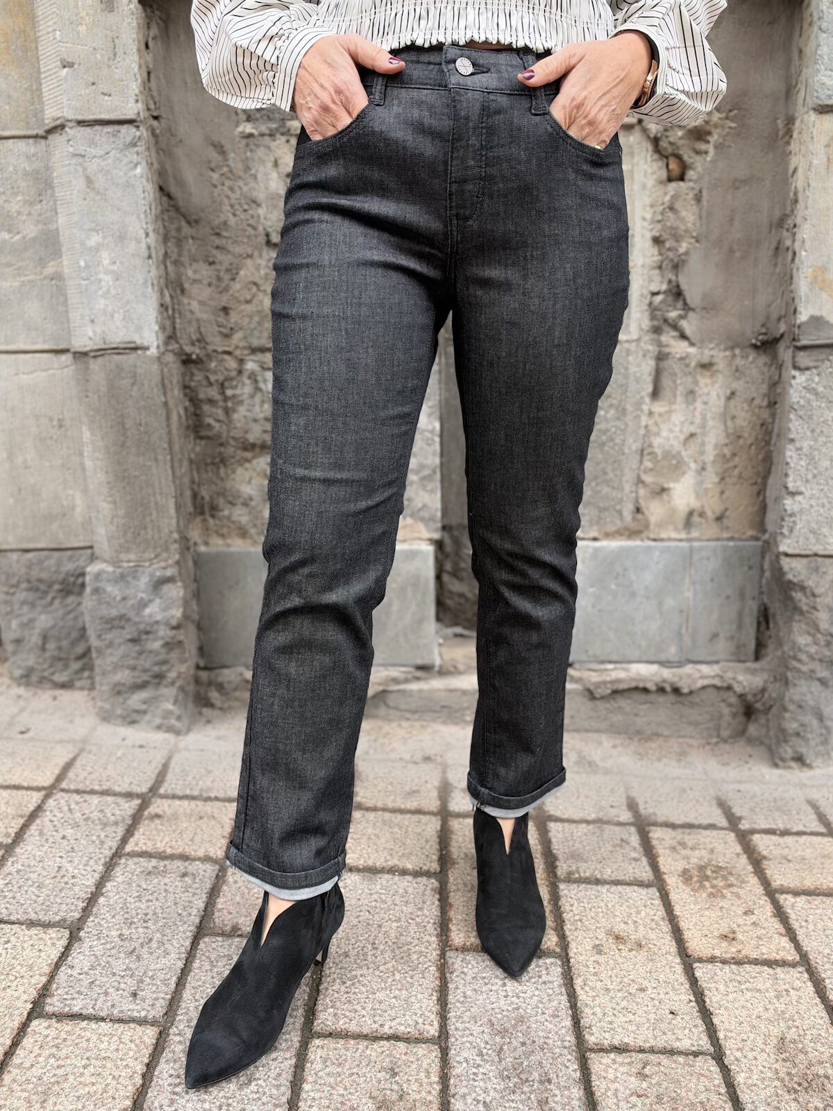 Dream cropped farkut 27"; musta rinsed D944