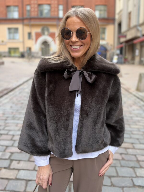 Yasminah tekoturkistakki nauhoilla; tummanruskea