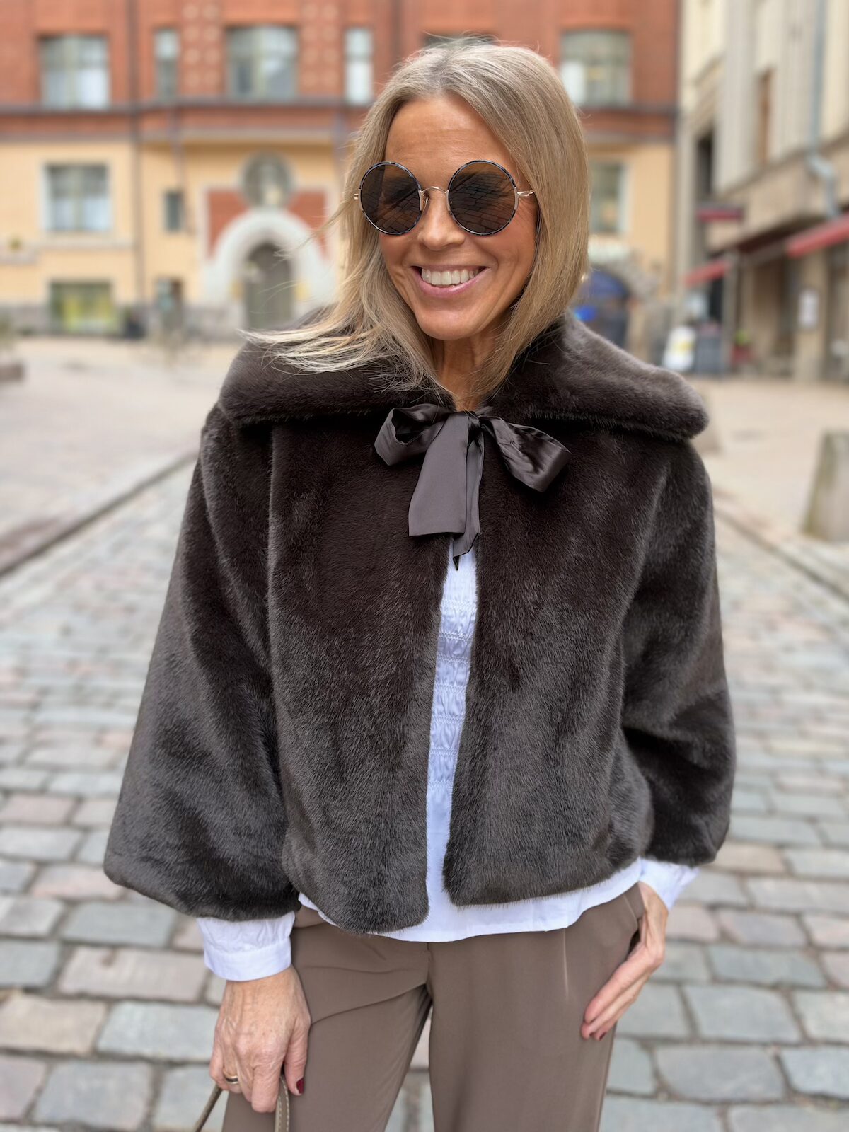 Yasminah tekoturkistakki nauhoilla; tummanruskea