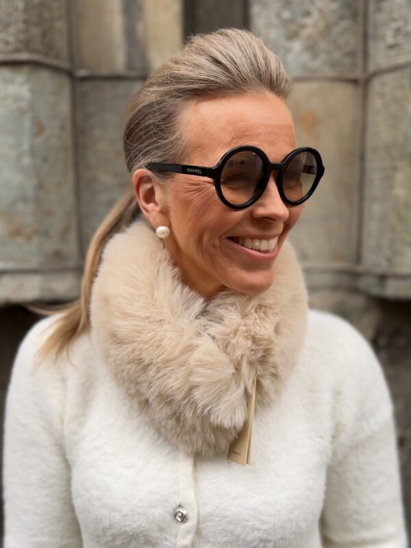Anais tekoturkiskaulus magneetilla; beige