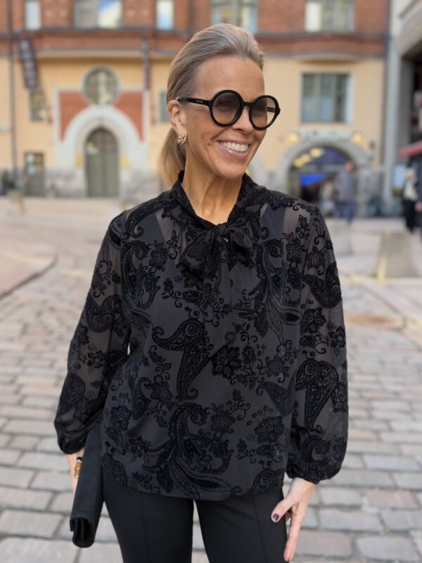 Fiorella paita rusetilla; musta